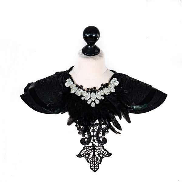 SiaLinda: Brustschmuck Briana, schwarz, mit großen Steinen, Spitze, Feder, Kunstleder - SiaLinda.com
